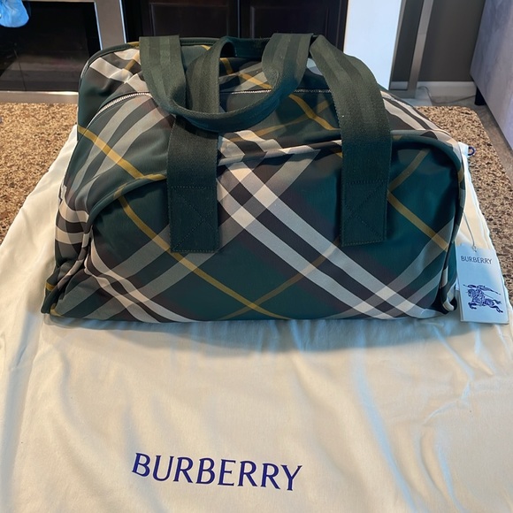 NWT BURBERRY GREEN DUFFLE BAG - Picture 3 of 7